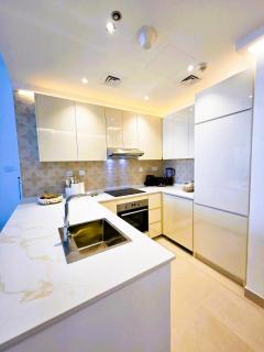 Apartment in Dubai Marina with Sea View & Balcony & Pool - 1