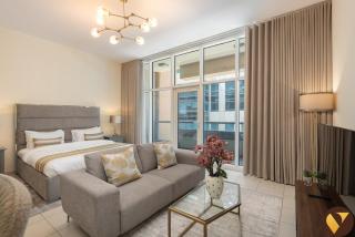 Vogue Vacation Homes, Business Bay - Bay Square Close to Downtown, Burj Khalifa and Dubai Mall, Studio Apartment with Balcony and City View, Access to all Amenities - 5