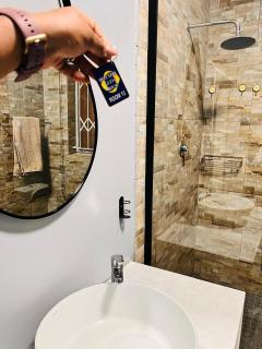 Deluxury Guesthouse - 8