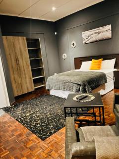 Deluxury Guesthouse - 4