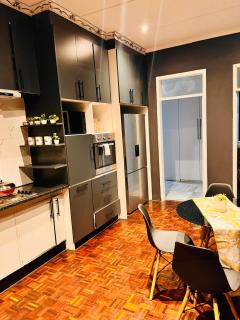 Deluxury Guesthouse - 2