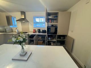 Detached 4BR House - Private Garden, Garage & Parking - Perfect for Long Stays, Families, Contractors - 5