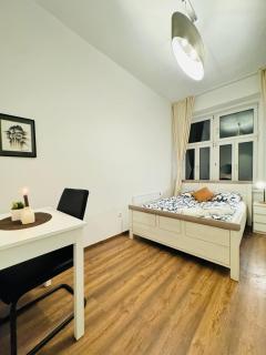 5BR Apartment for 10P 10-Min to Kaufpark Alterlaa - 0