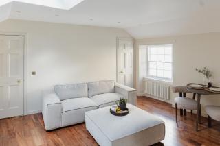Stylish 1 Bedroom Flat with Garage in West End - 0