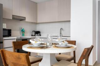 Maison Privee - Sleek Yas Getaway with Ferrari World and Canal Views - 4