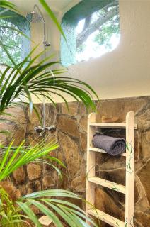 The Brandy Bus, Glamping In a Quiet Paradise - 5