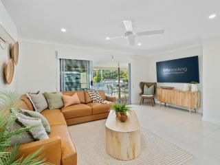 The Chill House - Heated Pool - Entertainment Area - 2