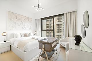 Spacious 1BR in Downtown with Balcony & Pool - 3