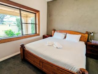 Cosy Lodge Mount Gambier close to shopping, eating - 4