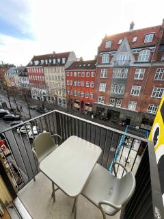 Luxury City Stay Cozy Apartment with Sunny Balcony - 8