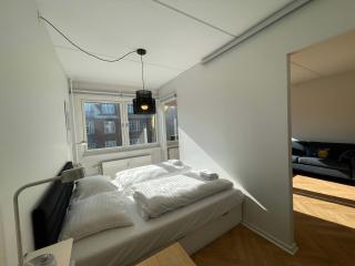 Luxury City Stay Cozy Apartment with Sunny Balcony - 3