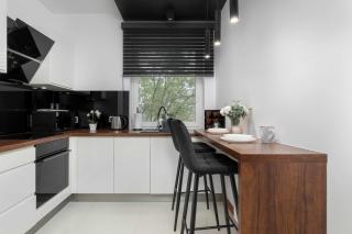 Modern Apartment with Desk and Balcony by Noclegi Renters - 7