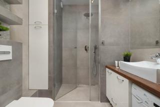 Modern Apartment with Desk and Balcony by Noclegi Renters - 4