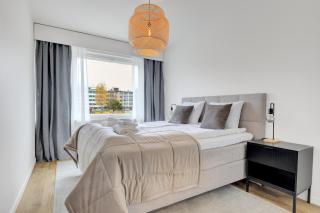 Riverside Luxe Apartment with Park Views - 6