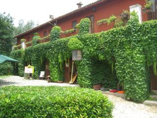 Casette rosse nel borgo medievale di Fossanova - 9