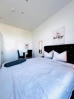 Spacious 3BR Apartment Near Kaufpark Alterlaa - 1
