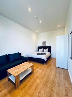 Spacious 3BR Apartment Near Kaufpark Alterlaa - 0