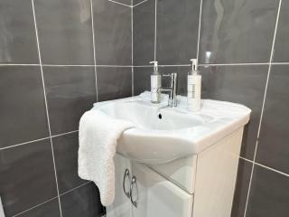 The Dock, South Shields 2 bedrooms sleeps 5 long stay and contractor rates welcome - 4