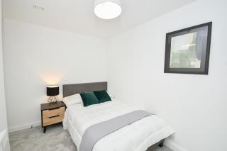 Modern 3BR & 2BA with Free Parking, Manchester M4 - 8