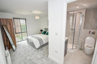 Modern 3BR & 2BA with Free Parking, Manchester M4 - 3