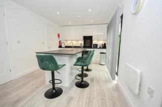 Modern 3BR & 2BA with Free Parking, Manchester M4 - 7