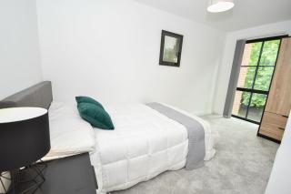 Modern 3BR & 2BA with Free Parking, Manchester M4 - 1
