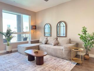 Upscale Escape 10 Min from Disneyland With Pool & Gym - 0