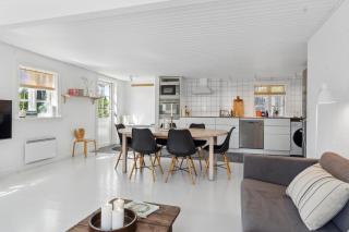 Charming Hornbaek Home Spacious Garden Retreat - 7