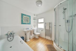 Fabulous seafront house with free parking - 7