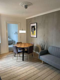 Amazing Lakeside 2BR Apartment - 7