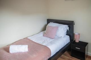 Family 4-Bed Retreat by Swansea Waterfront - 6