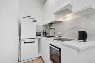 Five Bedroom Apartment for 12 in Gdańsk Center with Desk and Balcony by Noclegi Renters - 9