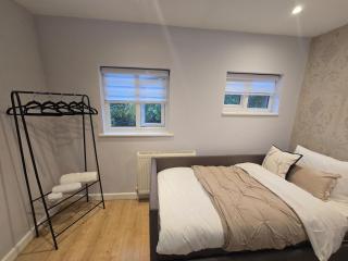 Cosy 2-Bed Stay Ideal for Contractors & Professionals - FREE Parking, Garden - 2