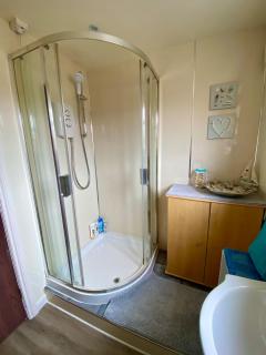 2 bedrooms in a house with free parking - 3