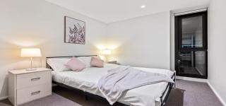 Lakeside Luxury 2-Bedroom Apartment in Albert Park with Pool, Gym & Parking - 2