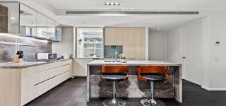 Lakeside Luxury 2-Bedroom Apartment in Albert Park with Pool, Gym & Parking - 2