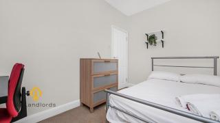 Spacious 3 Bedroom Flat in Kingston Town! - 4