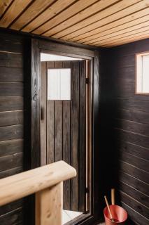 Ponderosa 5-Bed Coastal Retreat with Studio, Sauna & Sea Views - 4