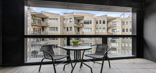 Elegant 2-Bedroom Luxury Apartment in Albert Park with Parking, Gym and Pool - 1