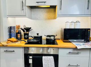 The Anfield Snug Terraced, 3 Bedroom Home with Ensuite & Free On-Street Parking - 1