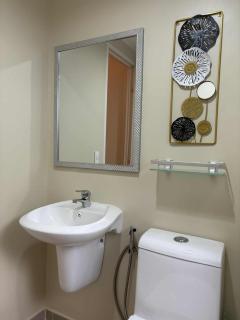 A Cozy and Spacious Condo in the Heart of Downtown - 9