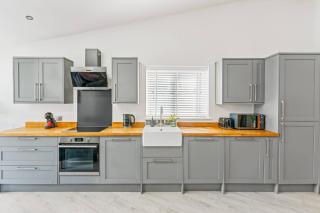 Stylish cottage with log burner & parking - 1