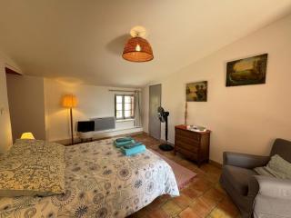 Studio Ouest - Chambre avec vue vignoble - Domaine viticole Château Barbebelle Rognes - Proche d'Aix-en-Provence - 3