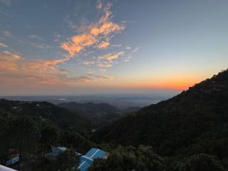 Vansathli I Near Mall Road Kasauli I Open Garden & Rooftop I by Humble stay villa - 9