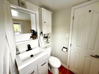 NookSide Nest 1 bedroom Upstairs suite King, Queen, Kitchenette, Parking - 7