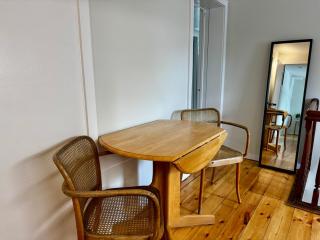 NookSide Nest 1 bedroom Upstairs suite King, Kitchenette, Parking - 2