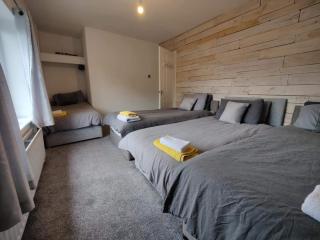 3 Bed House - Sleeps 7 - Garden - Parking - Wifi - 6