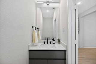 Luxury Home: Mins to NRG, Hobby Airport & Midtown - 6