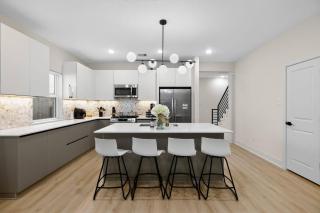 Luxury Home: Mins to NRG, Hobby Airport & Midtown - 1