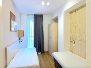 Prime Stay - Deluxe 2 Bedroom Family Apartment with Balcony & Parking Included - 5